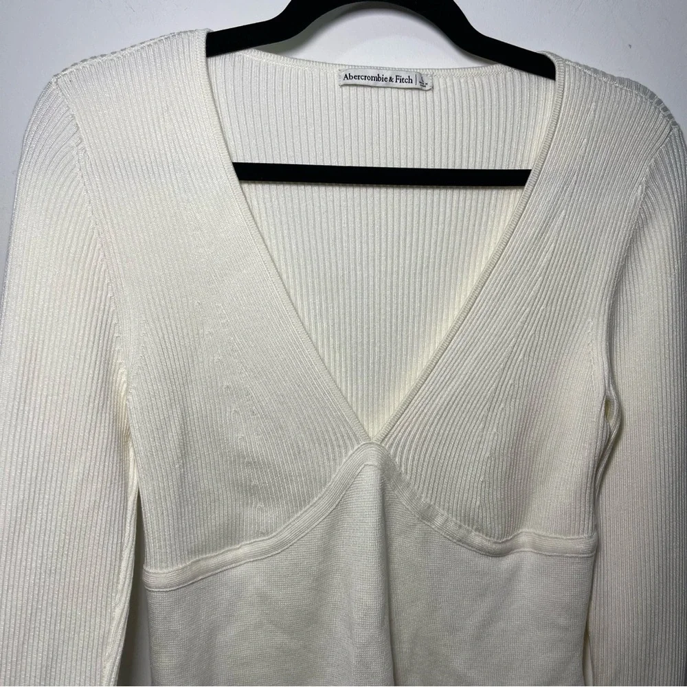Abercombie & Fitch women's Cream long sleeve v neck ribbed bodysuit in size L - Picture 3 of 8